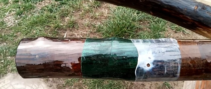 Schutz von Holzstangen mit PET-Flaschen für Pfennige