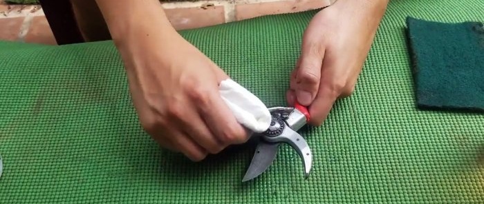 Bagaimana untuk memulihkan gunting taman berkarat tanpa pembongkaran