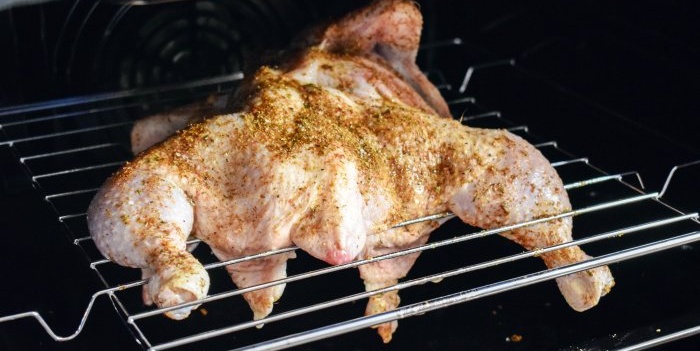 Je kunt gegrilde kip bereiden in een oven die deze functie niet heeft.
