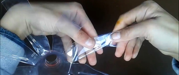 Hur man gör en enkel vindflöjel från en PET-flaska på 5 minuter