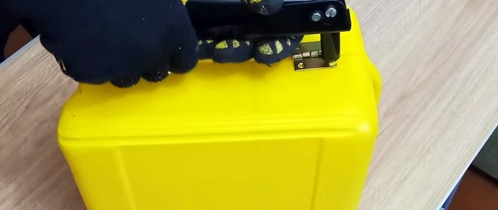 Ako vyrobiť pohodlný kufrík na náradie z kanistra