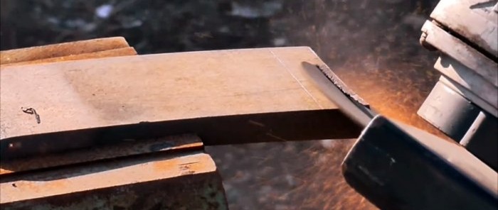 Cara membuat pisau pemotong Finland yang mudah dan berkesan dari mata air