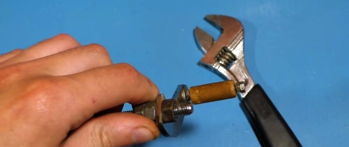 Jak zrobić pistolet montażowy z kawałka rury PCV