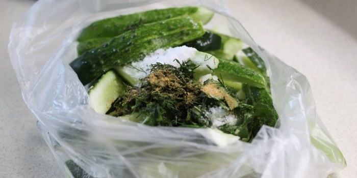 Hurtige sprøde letsaltede agurker i en pose i 2 timer og du er færdig