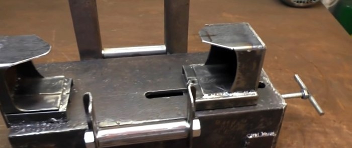 Diese Schleifmaschine reinigt rostige Rohre im Handumdrehen