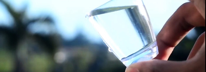 Com utilitzar les ampolles per purificar l'aigua tèrbola fins que estigui cristal·lina