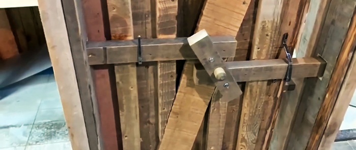 Hvordan man laver en dør til et badehus af et interessant design fra gamle brædder