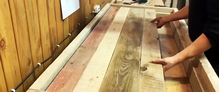 Hoe je een deur naar een badhuis maakt met een interessant ontwerp van oude planken