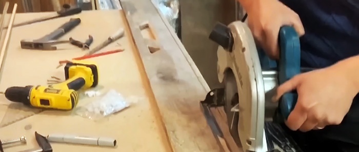How to make a door to a bathhouse of an interesting design from old boards
