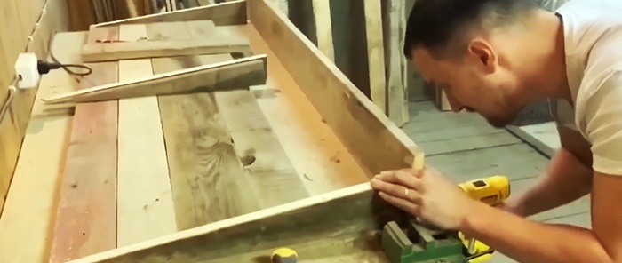 Πώς να φτιάξετε μια πόρτα σε ένα λουτρό με ενδιαφέρον σχέδιο από παλιές σανίδες
