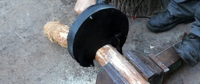 Régi köszörűből készült fúrótartozék fa fűrészeléséhez