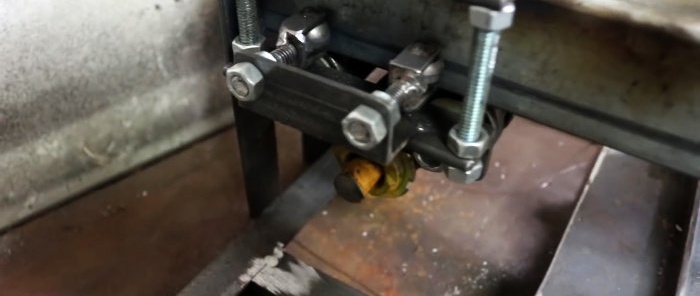Gehrungssäge zum Selbermachen basierend auf einer Schleifmaschine mit Räumnadel