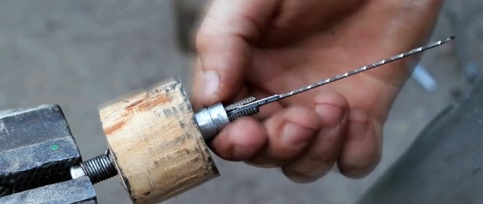 Cum să faci un accesoriu de ferăstrău pentru un burghiu sau o șurubelniță