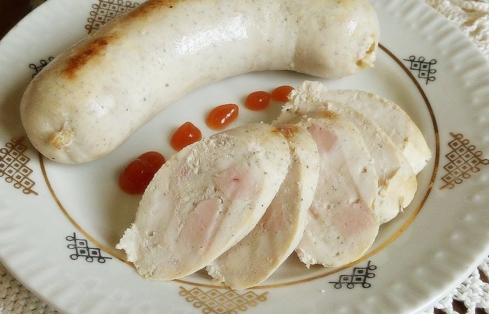 Salsicha de frango caseira e presunto