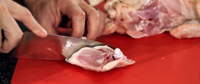 Кувар показује како се сече пилетина у најбољим ресторанима