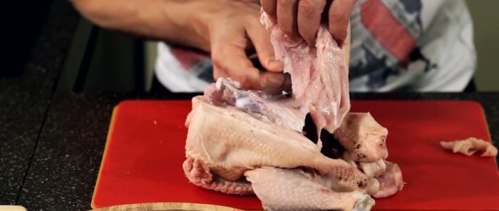 Ein Koch zeigt, wie Hühnchen in den besten Restaurants geschnitten wird