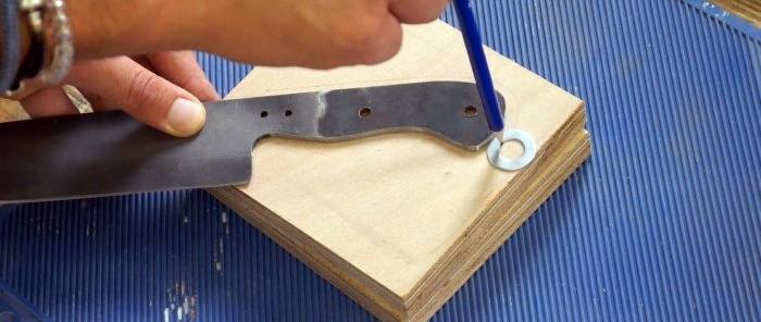 Πώς να φτιάξετε μια πολύ δροσερή λαβή μαχαιριού από πλαστικά απορρίμματα