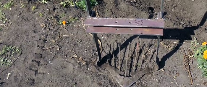 Kentang keluar dari tanah sendiri, penggali kentang mudah untuk traktor berjalan kaki yang boleh diulangi oleh sesiapa sahaja