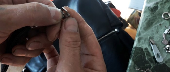 Cara mudah menggantikan gelangsar zip yang rosak