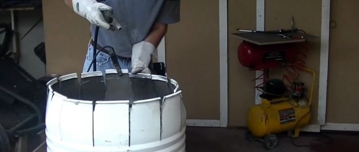 Hoe maak je een betonmixer met een vouwmechanisme uit een vat