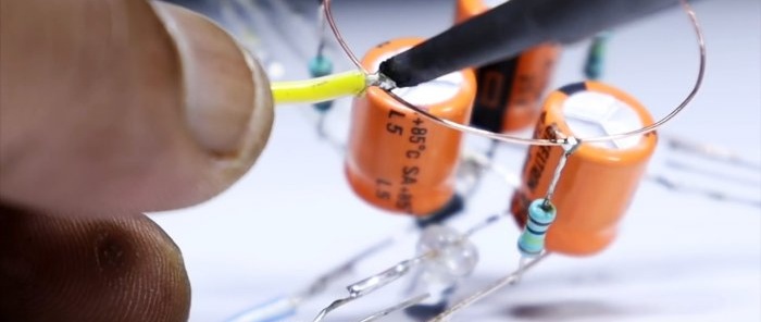 כיצד להרכיב מבזק בעל שלושה LED המופעל על ידי 220 V