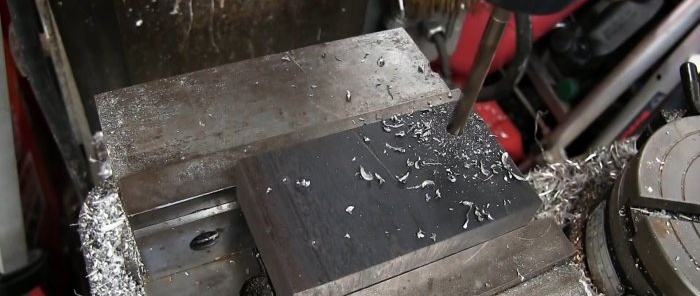 Sådan laver du et trekantet hul i tykt stål