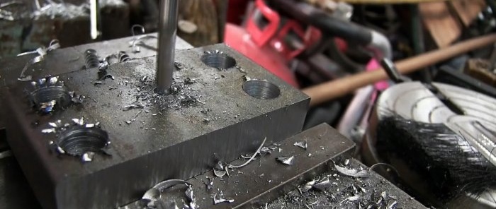 Hoe maak je een driehoekig gat in dik staal