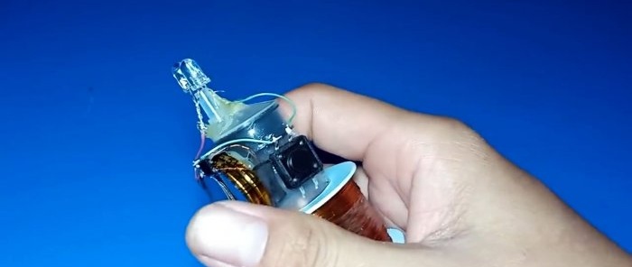 Cum să faci o lanternă cu un generator dintr-o seringă