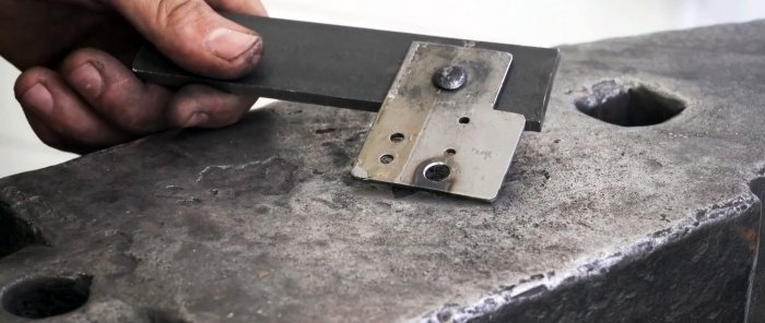 Jak vyrobit nástroj pro instalaci kovaných nýtů z pružiny tlumiče a ložiska