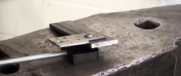 Come realizzare uno strumento per l'installazione di rivetti forgiati da una molla e un cuscinetto dell'ammortizzatore