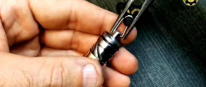 Kako napraviti vrlo cool privjesak za ključeve od običnih oraha bez struga