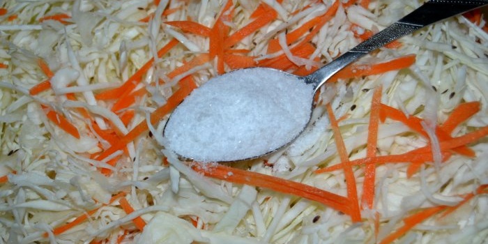 Sauerkraut dalam air garam sangat rangup