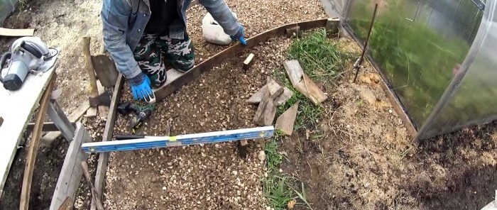 Å lage en hagesti i betong under en stein med egne hender er ikke vanskelig