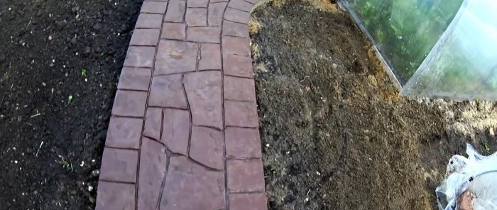 Nem nehéz saját kezűleg betonozott kerti utat készíteni egy kő alatt