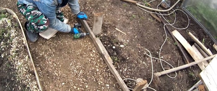Udělat betonovou zahradní cestu pod kamenem vlastníma rukama není obtížné