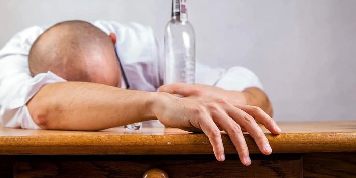 6 علاجات رخيصة من الصيدلية ستنقذك من آثار الكحول