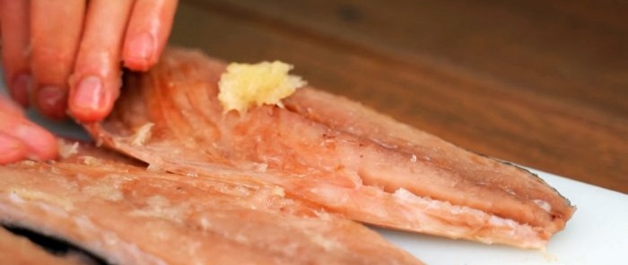 Murmanská masť alebo pikantná jemne nasolená marinovaná makrela