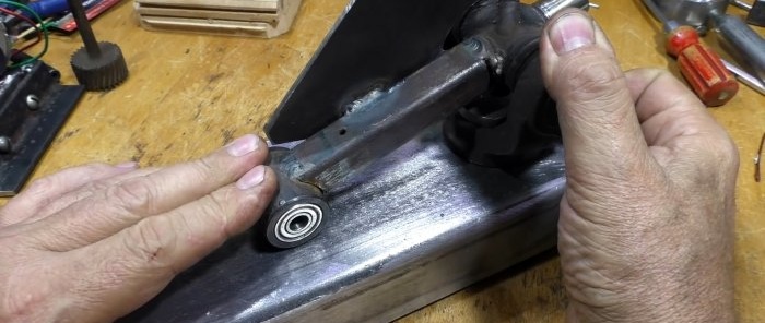 Jak vyrobit nízkonapěťový mini řezací stroj z kardanového kříže