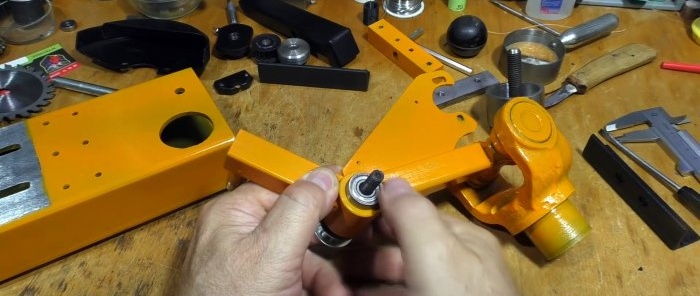 كيفية صنع آلة قطع صغيرة ذات جهد منخفض من صليب كاردان