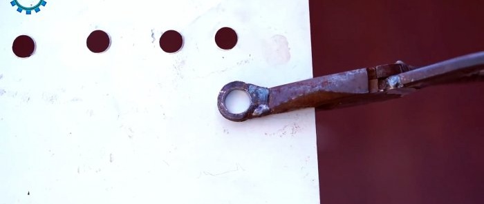 Ręczny dziurkacz do cyny wykonany z połamanych szczypiec