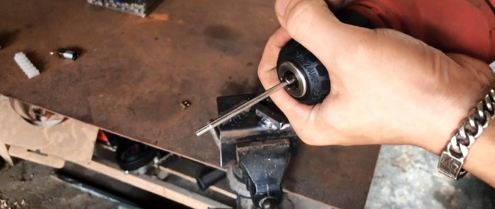 Hoe de diameter van een stalen staaf te verkleinen zonder draaibank