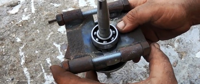 Paano tanggalin ang isang mahigpit na nakaupo na crankshaft bearing