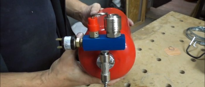 Zusammenbau eines Minikompressors mit einem Empfänger eines Feuerlöschers