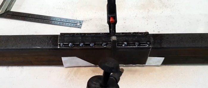 Hvordan lage en mal for raskt å kutte et profilrør i vinkler på 45 og 90 grader