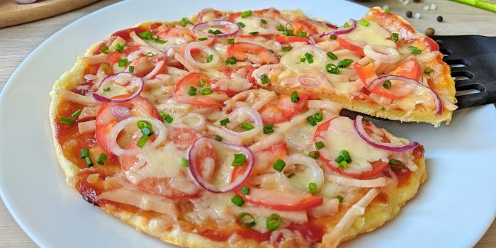 Mabilis na pizza na walang lebadura sa isang kawali