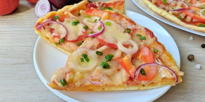 Rask pizza uten gjær i stekepanne