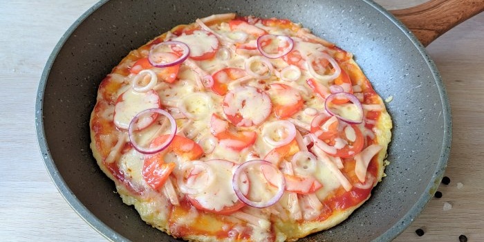 Quick pizza without yeast in a frying pan