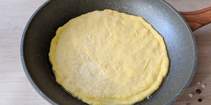 Quick pizza without yeast in a frying pan