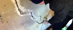 Hur man reparerar en expanderande spricka i en vägg för att förhindra att den dyker upp igen