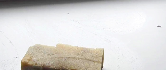 Jak umyć i wybielić plastikowy parapet z plam